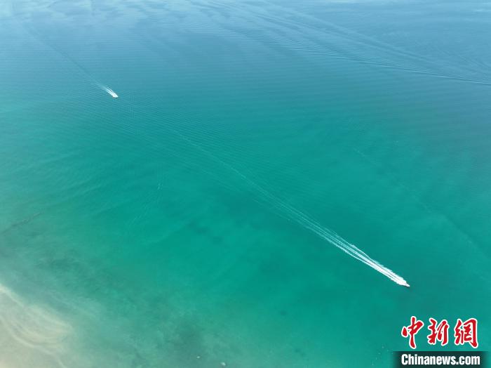圖為航拍仲夏時節(jié)，青海湖湖水碧波蕩漾?！∑钤鲚?攝