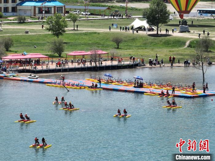 圖為航拍游客青海湖二郎劍景區(qū)體驗娛樂項目?！∑钤鲚?攝