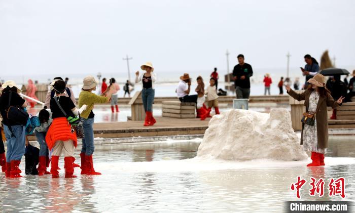 圖為游客在茶卡鹽湖拍照?！⊙Φ?攝
