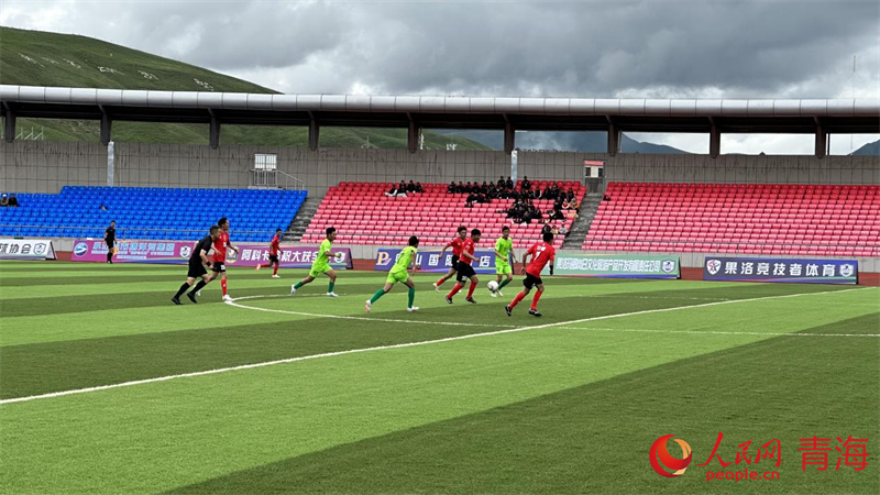 “州超”球員正在拼搶。人民網(wǎng) 劉沛然攝