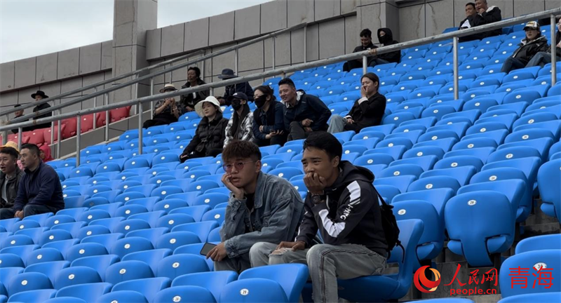 現場觀看“州超”的觀眾。人民網 劉沛然攝