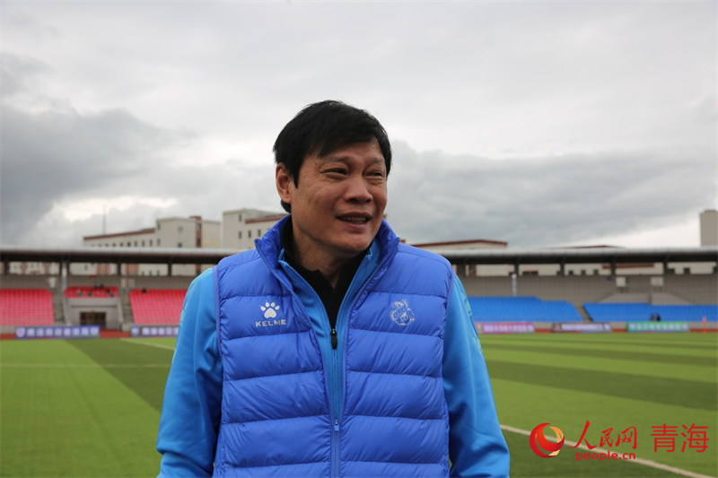 中場休息時與球員交流的范志毅。人民網 馬可欣攝