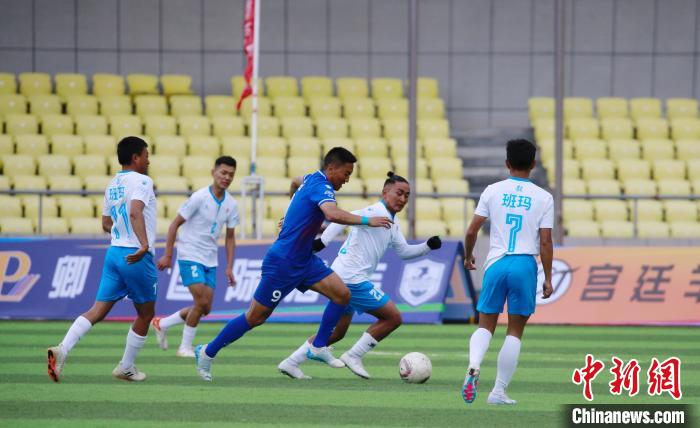 圖為班瑪隊(白)與達日隊在球場進行比拼?！●R銘言 攝