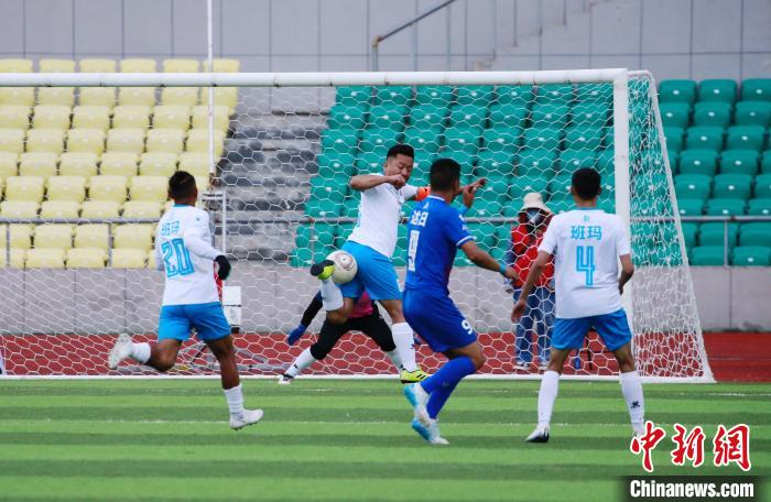 圖為班瑪隊(白)與達日隊在球場進行比拼?！●R銘言 攝