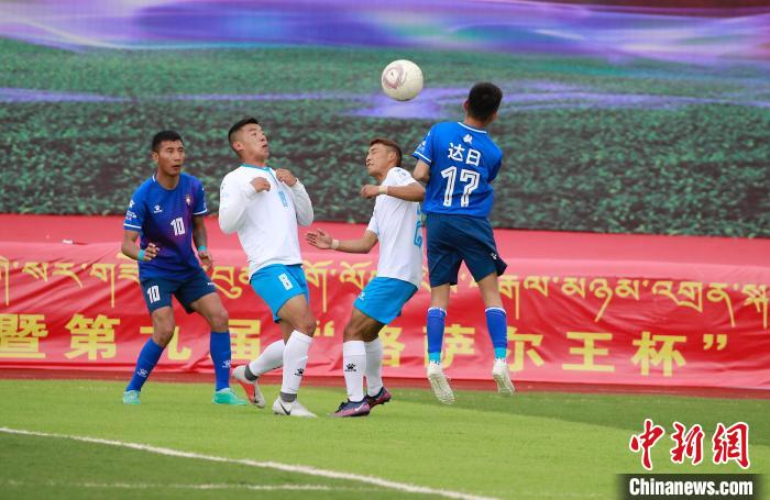 圖為班瑪隊(白)與達日隊在球場進行比拼。　馬銘言 攝