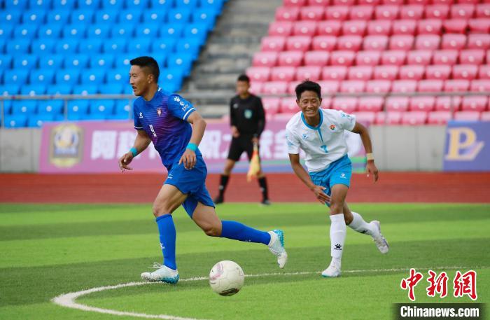 圖為班瑪隊(白)與達日隊隊員在球場感受快樂足球?！●R銘言 攝