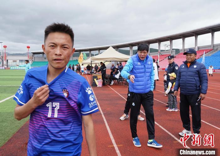 圖為范志毅在球場邊指導球員?！●R銘言 攝