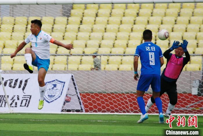 圖為班瑪隊(白)與達日隊在球場進行比拼?！●R銘言 攝