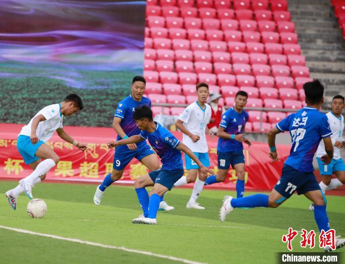 圖為班瑪隊(白)與達日隊在球場進行比拼?！●R銘言 攝