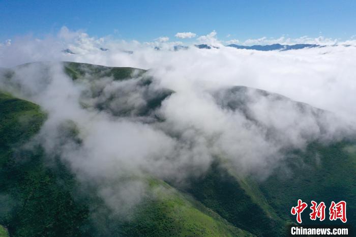 航拍賽來塘鎮(zhèn)山間云霧繚繞?！●R銘言 攝