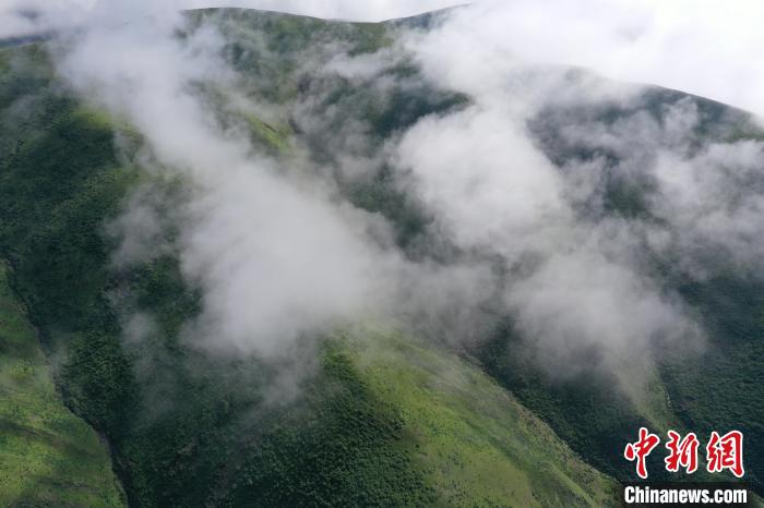 航拍賽來塘鎮(zhèn)山間云霧繚繞?！●R銘言 攝