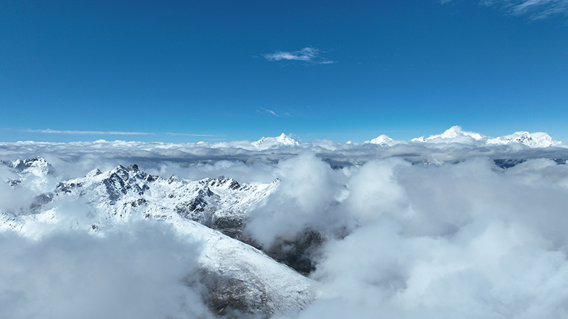 在白馬雪山遙望梅里雪山。德欽縣融媒體中心供圖