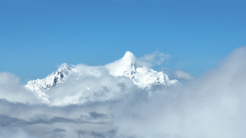 在白馬雪山遙望梅里雪山。德欽縣融媒體中心供圖