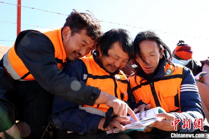青海首個(gè)國家級高寒濕地公園管護(hù)員：守護(hù)綠水青山