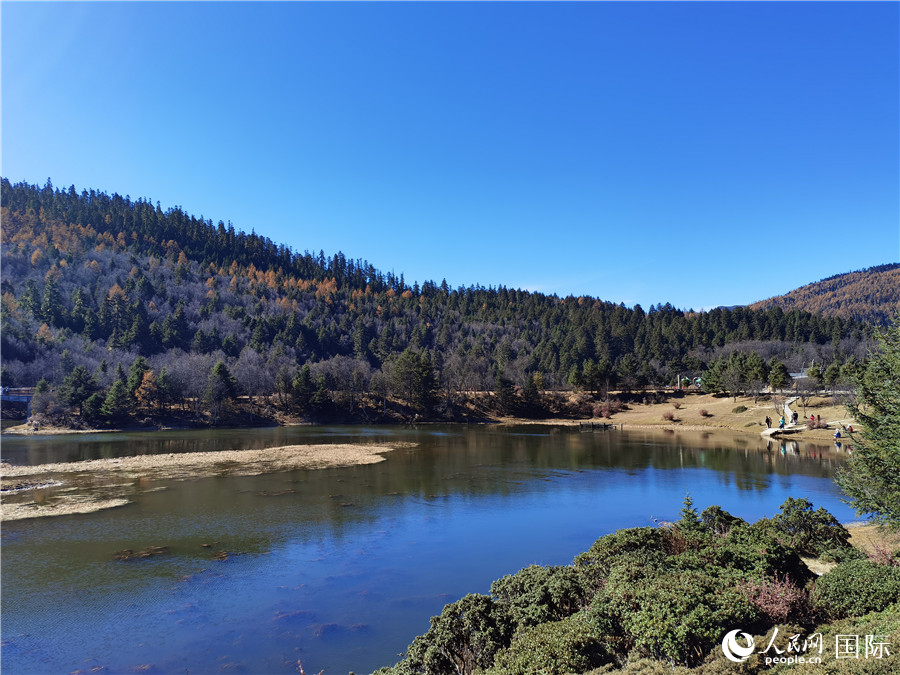 香格里拉國家公園景區(qū)內(nèi)，被譽為“高原仙子”的屬都湖吸引了眾多游客。人民網(wǎng)記者 杜明明攝