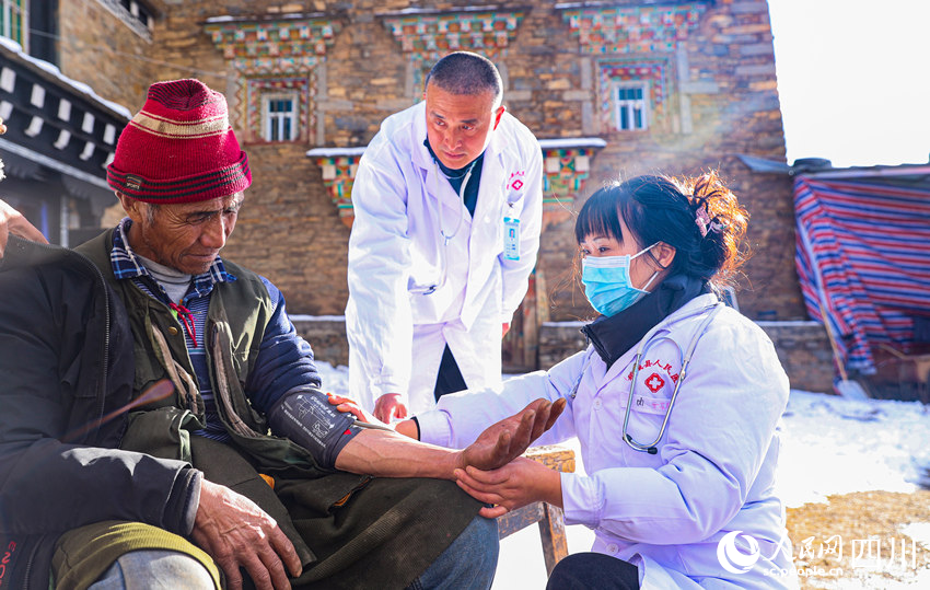 幫扶醫(yī)療小分隊(duì)成員為村民義診。劉學(xué)懿攝