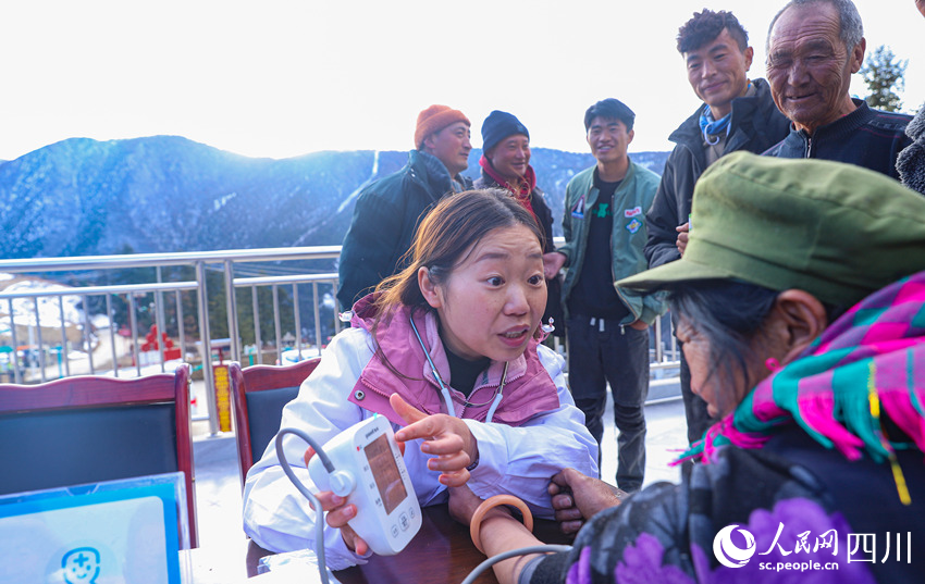 幫扶醫(yī)療小分隊(duì)成員為村民義診。劉學(xué)懿攝