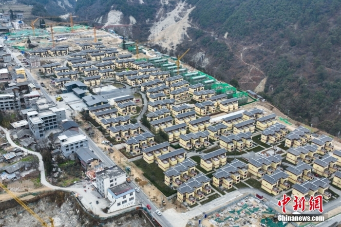 圖為2月1日，瀘定磨西鎮(zhèn)震后重建的安置小區(qū)。(無(wú)人機(jī)照片)<a target='_blank' href='/'><p  align=