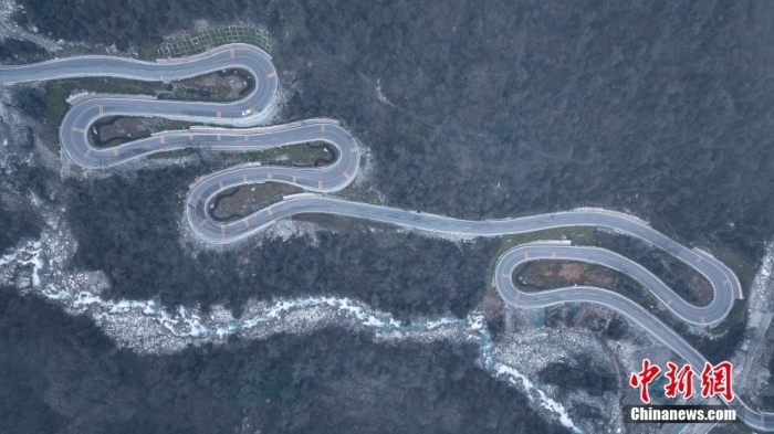 圖為2月1日，震后重建的海螺溝景區(qū)道路。(無(wú)人機(jī)照片)<a target='_blank' href='/'><p  align=