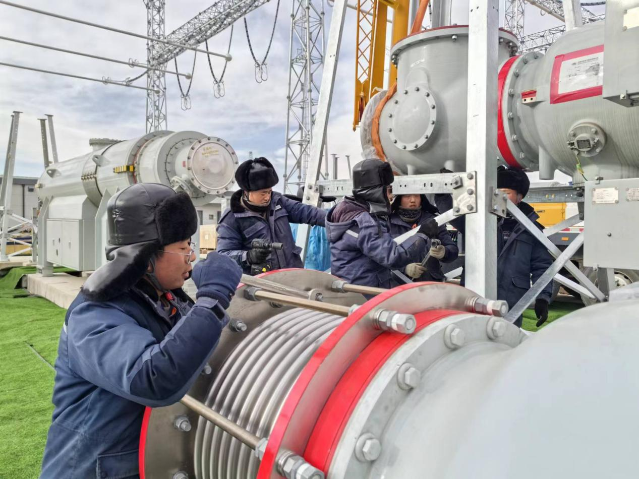 750千伏HGIS單元開蓋環(huán)節(jié)。王元明攝
