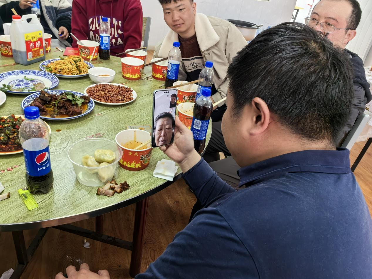 王玉琦與家人視頻。王元明攝