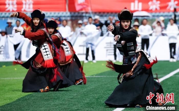 青海門源:國家級非遺華熱藏族服飾亮相“青超聯(lián)賽”