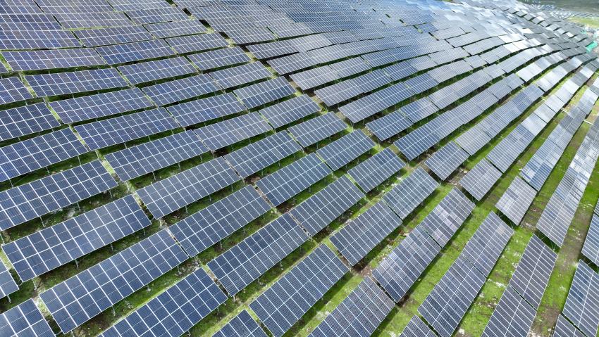 華電金川新能嘎斯都一期20萬(wàn)千瓦光伏項(xiàng)目。金川縣融媒體中心供圖