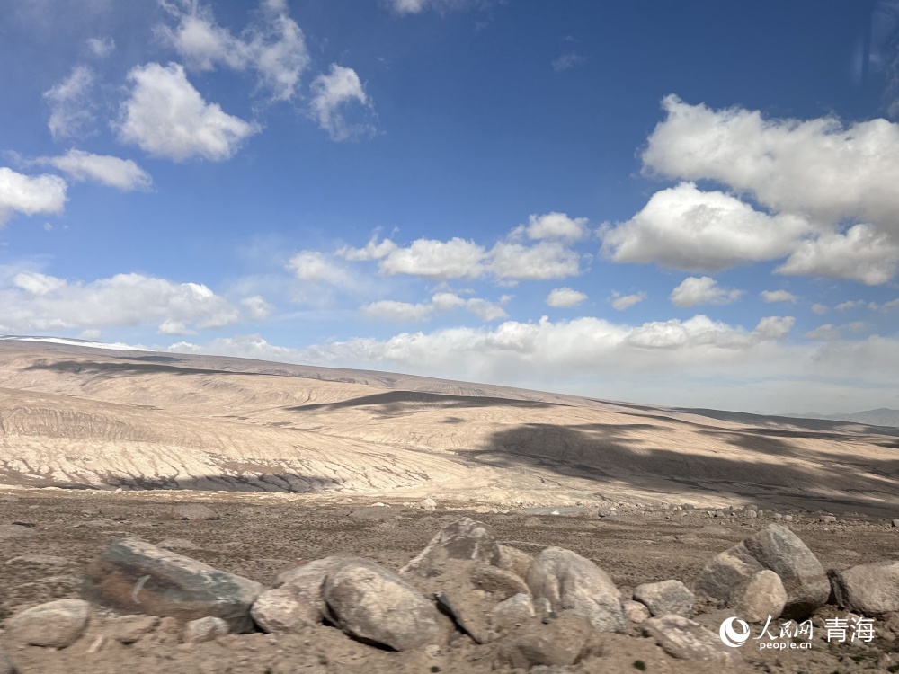 驅(qū)車前往雪山牧場管護站途中。人民網(wǎng) 陳明菊攝