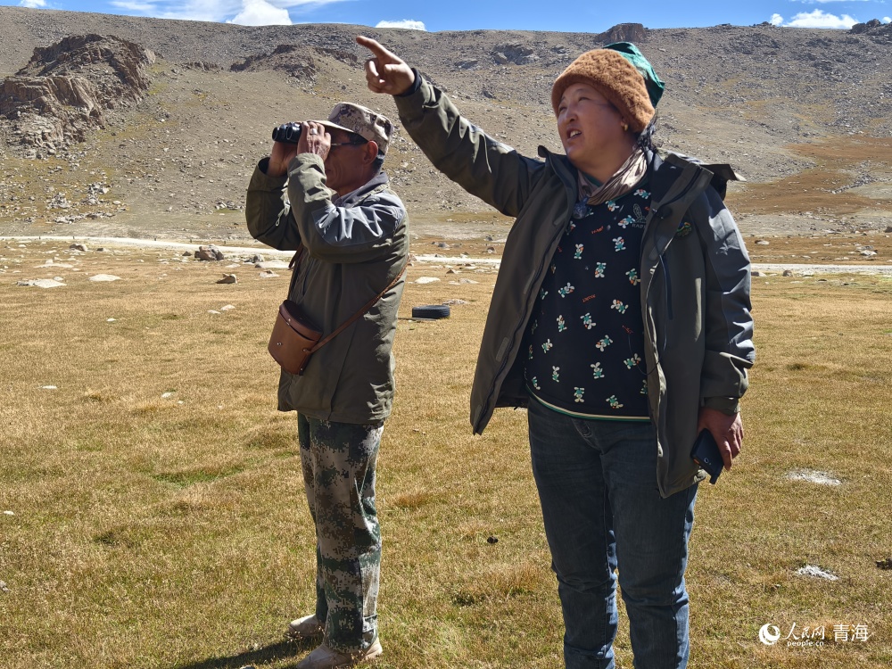堅守在雪山牧場生態(tài)管護站的吉太本夫婦。人民網(wǎng) 陳明菊攝