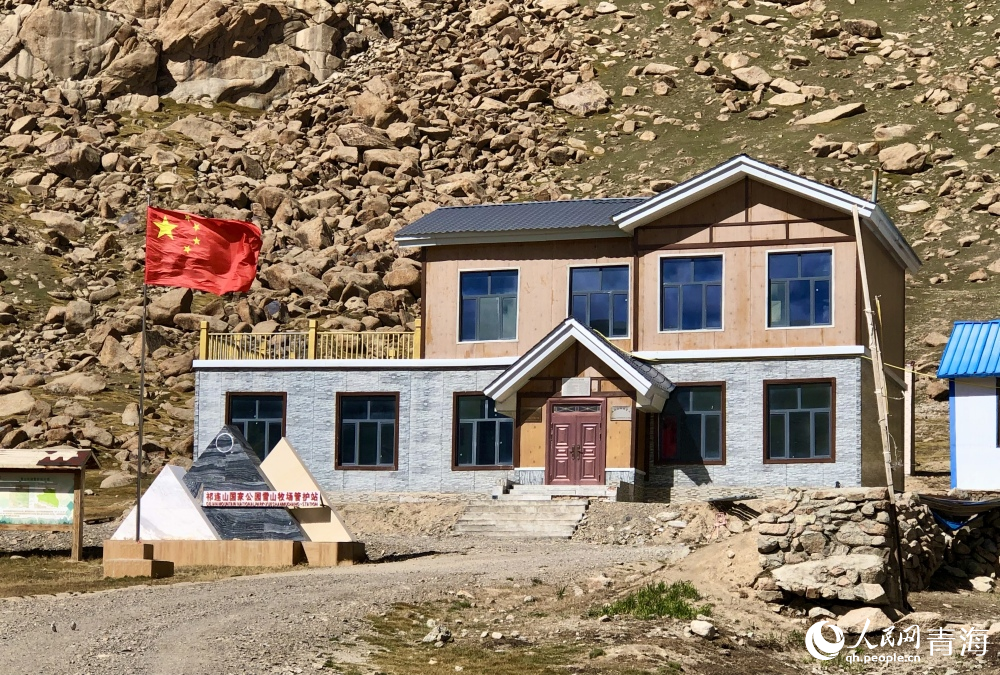 祁連山國家公園雪山牧場管護站的二層小樓。