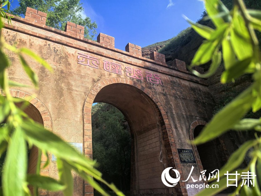 冶力關鎮(zhèn)嘆為觀止的丹霞地貌——赤壁幽谷。人民網(wǎng)記者 周婉婷攝