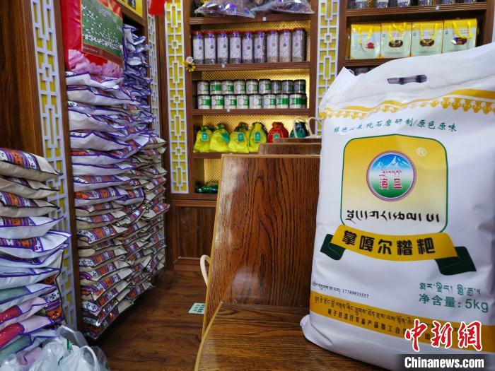 圖為洛桑旦增為自家青稞產(chǎn)品設(shè)計(jì)的商標(biāo)與特色包裝?！垈?攝