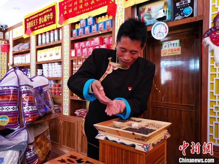 圖為洛桑旦增介紹青稞的功效?！垈?攝