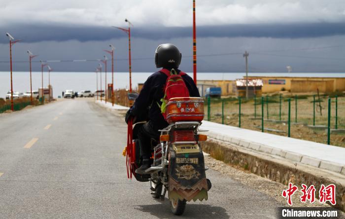 圖為白瑪從家中前往湖邊巡邏?！≮w朗 攝