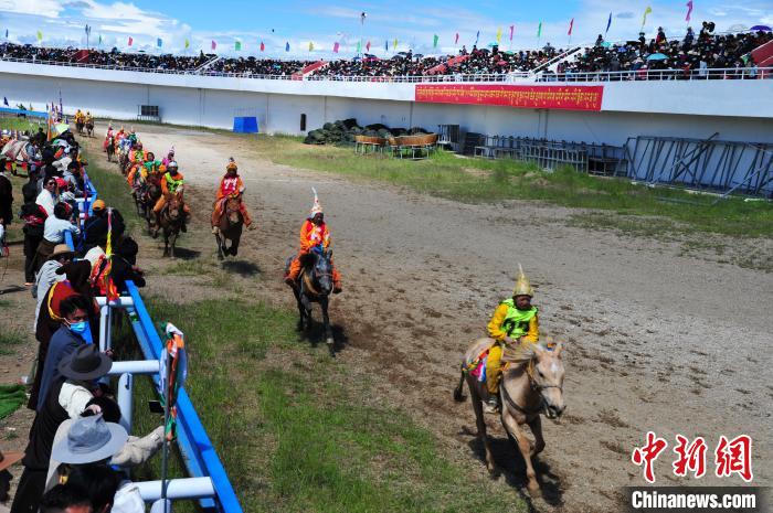 圖為少年騎手騎乘沒有馬鞍的賽馬，靠雙腳夾住馬馳騁在跑道上?！垈?攝
