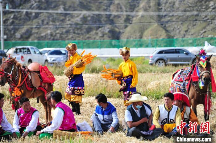 圖為等待登場的農(nóng)牧民演員?！垈?攝