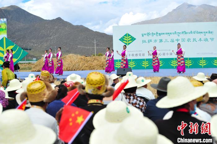 圖為農(nóng)牧民在欣賞文藝表演。　張偉 攝