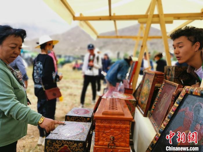 圖為拉薩市民在特色農(nóng)畜產(chǎn)品展示展銷會(huì)上選購商品?！垈?攝