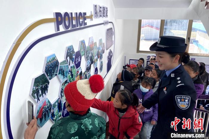 山南邊境管理支隊勒布邊境派出所舉行警營開放日活動，邀請駐地民眾進警營，了解民警工作生活?！∏f冀 攝