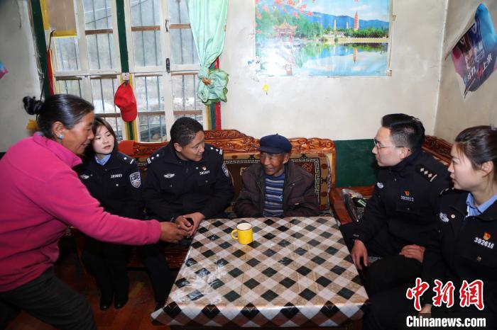 亞東出入境邊防檢查站民警走訪慰問轄區(qū)困難群眾?！堄陱?攝