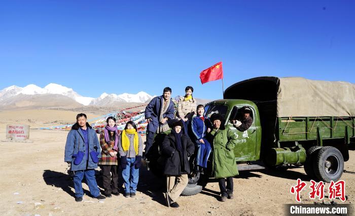 圖為電影《雪域青春》主創(chuàng)團(tuán)隊在西藏唐古拉山拍攝點?！z制組供圖 攝