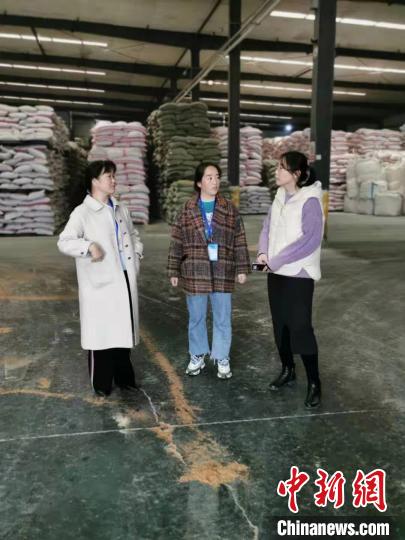 圖為次仁措姆(中)正在開展街道工作。<a target='_blank' ><p  align=