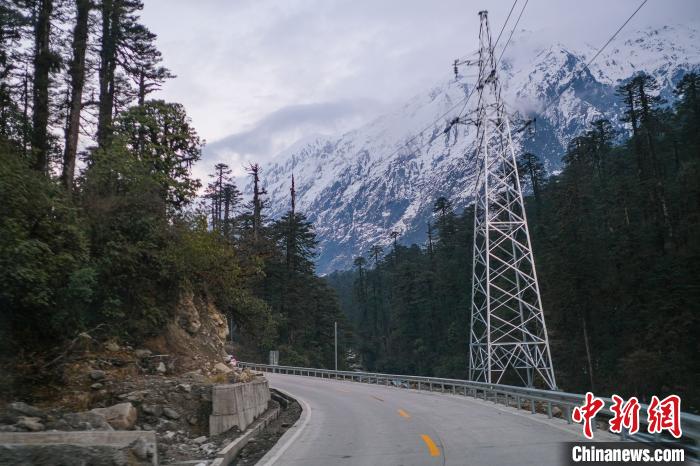 目前唯一進(jìn)出墨脫的公路波墨公路。　何蓬磊 攝