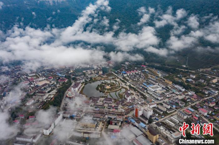 圖為墨脫縣城?！『闻罾?攝