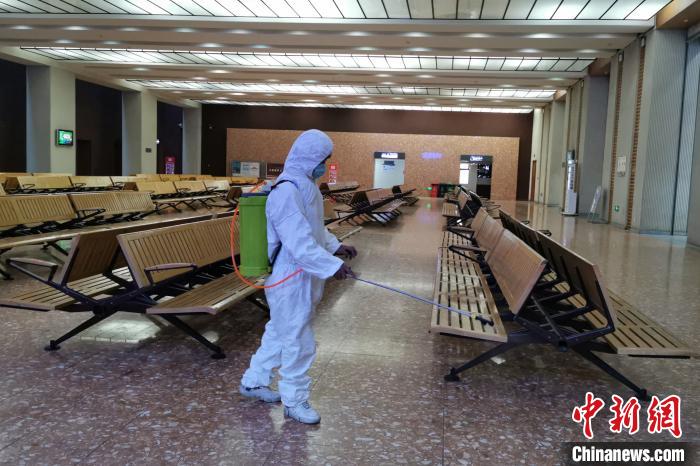圖為拉薩車站工作人員在候車室進(jìn)行消毒。　李海星 攝