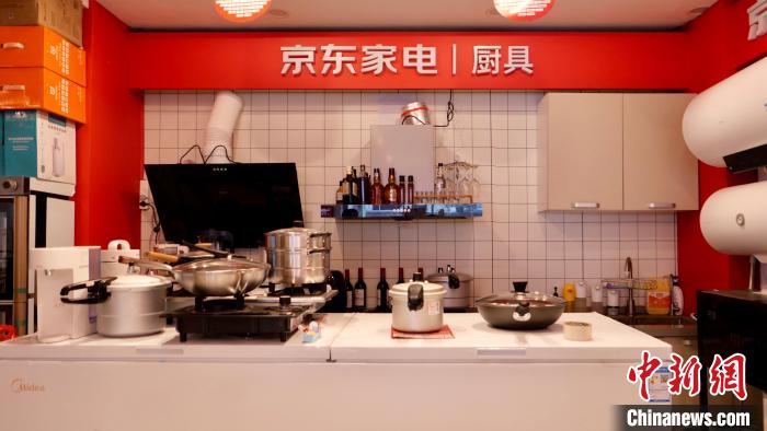 圖為店內(nèi)部分商品展示?！≈x牧 攝