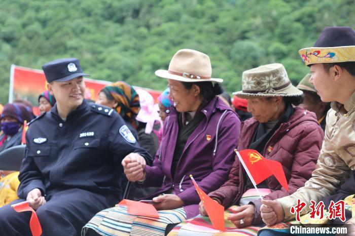 圖為李陽副所長(前排左一)與卓嘎、央宗姐妹共同參加愛國主義教育活動?！〉录?攝