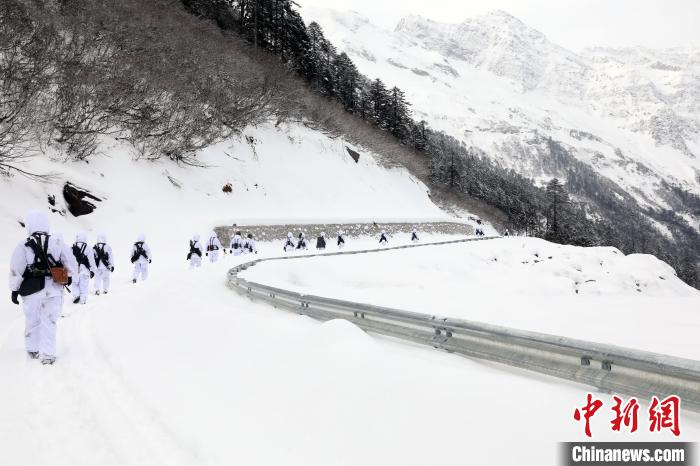 圖為徒步前進。　楊靜 攝