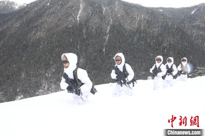 圖為徒步前進?！〗有?攝