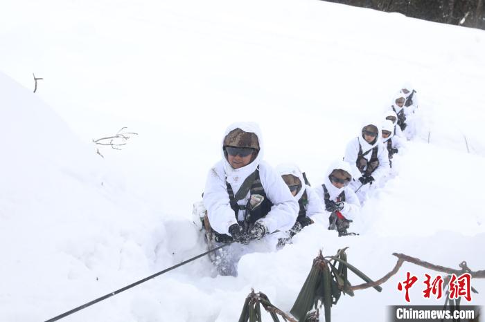 圖為依靠纜繩攀爬?！铎o 攝